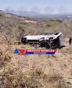 FAMILIAS SALIERON AL BALNEARIO EL MANTO Y SU AUTOBUS VOLCÓ DEJANDO 7 FALLECIDOS Y 25 LESIONADOS EN DE CAÑAS.