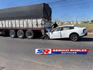 MILAGRO EN LA SALIDA A GUADALAJARA; SOBREVIVE TRAS TERMINAR DEBAJO DE UN TRÁILER