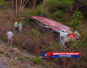 TRAGEDIA EN LA TEPIC–MAZATLÁN: FALLECE MUJER TRAS VOLCADURA DE AUTOBÚS (NAYAR) Y DEJA SIETE LESIONADOS.