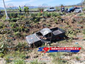 DOS JÓVENES SOBREVIVEN DE MILAGRO TRAS QUEDAR DESTROZADA SU CAMIONETA EN EL LIBRAMIENTO DE TEPIC.
