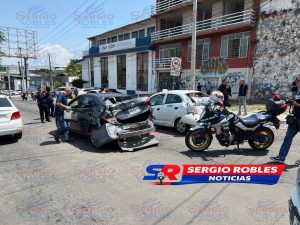 CAMIÓN DEL TRANSPORTE PÚBLICO SE QUEDA SIN FRENOS Y PROVOCA APARATOSO ACCIDENTE; CUATRO VEHÍCULOS TERMINAN DESTROZADOS.