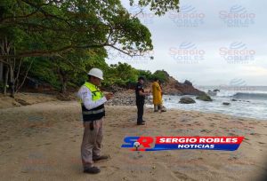 CONMOCIÓN EN PLAYA MAL PASO, SAYULITA; ENCUENTRAN UN CUERPO FLOTANDO EN EL MAR.