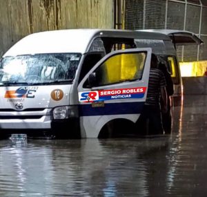 INCREÍBLE!! ENCUENTRAN SEIS FALLECIDOS DENTRO DE UNA COMBI INUNDADA EN TULTITLÁN