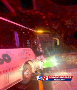 ¡SE ESTRELLAN DE FRENTE DOS AUTOBUSES EN LA FEDERAL 200 TEPIC PTO VALLARTA.