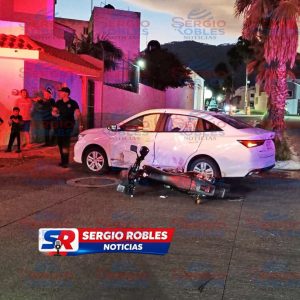 MOTOCICLISTA RESULTA LESIONADO TRAS CHOCAR CONTRA UN AUTO AVEO EN XALISCO.
