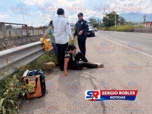 DOS JÓVENES RESULTAN LESIONADOS TRAS DERRAPAR EN EL LIBRAMIENTO DE TEPIC.