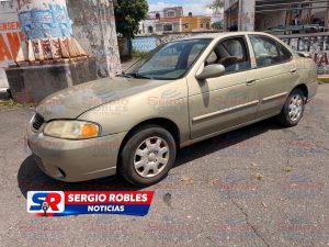 SORPRENDEN A DOS HOMBRES EMPUJANDO UN AUTO ROBADO EN PLENA AVENIDA INSURGENTES.