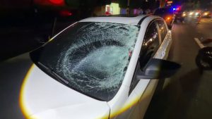 AUTOMOVILISTA EMBISTE a conductor de moto sobre la avenida Insurgentes de Tepic