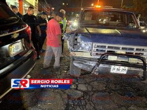 FUERTE CHOQUE EN BULEVAR TEPIC-XALISCO DEJA DOS PERSONAS LESIONADAS