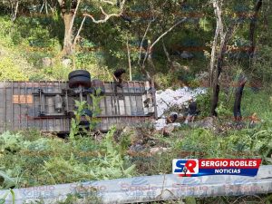 SE DETUVO A AYUDAR A OTRO TRAILERO Y TERMINÓ CON SU UNIDAD EN EL FONDO DE UN BARRANCO EN LA TEPIC-GUADALAJARA.<br><br>
