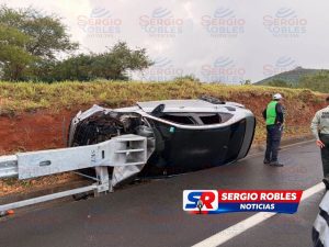 VUELCA VOLKSWAGEN JETTA EN LA CARRETERA JALA–COMPOSTELA; LO ENCUENTRAN SIN OCUPANTES.