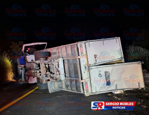APARATOSA VOLCADURA EN LA TEPIC-GUADALAJARA ENTRONQUE A CHAPALILLA.