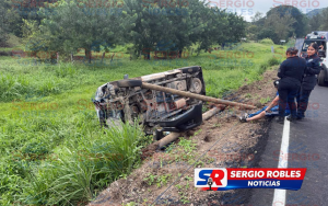 VUELCA CAMIONETA REPARTIDORA DE PAN EN LA TEPIC-MIRAMAR; SE LLEVA UN POSTE.