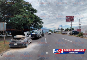 SE INCENDIA VOLKSWAGEN SOBRE LA AVENIDA TECNOLÓGICO EN TEPIC POLICÍAS VIALES Y MOVILIDAD LO RESCATAN.