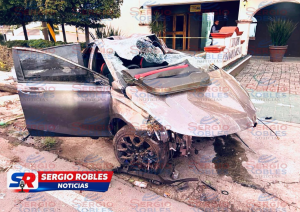 AUTO ATTITUDE DEJA DESTRUCCIÓN EN AVENIDA INSURGENTES; Y UN JOVEN ESTÁ INTUBADO.