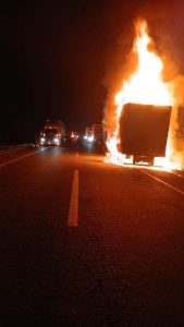 TRÁILER SE INCENDIA EN LA AUTOPISTA TEPIC MAZATLÁN EN YAGO