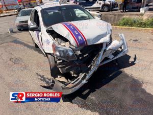 TAXI NO RESPETA EL ALTO Y MANDA CAMIONETA A CANAL PLUVIAL EN TEPIC.
