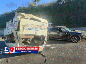 ACCIDENTE MÚLTIPLE DEJA UNA COMBI VOLCADA EN LA AUTOPISTA JALA-COMPOSTELA.